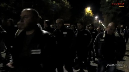 Служители на МВР излязоха на вечерен протест в Елхово