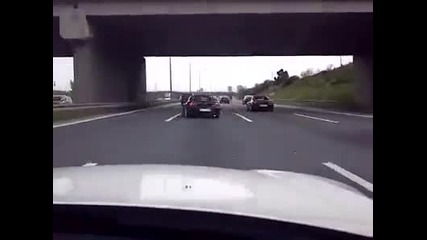 Лудаци се състезават във трафика на магистралата !!