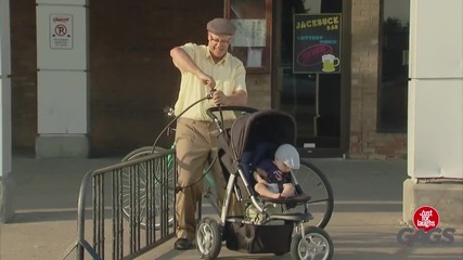 Мъж оставя бебе в количка вързана до велосипед, и очевидно полицията е на негова страна