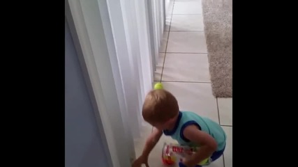 Малко дете се опитва да събере топки за тенис !