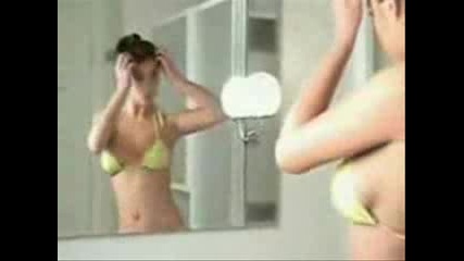 Какво правят жените пред огледалото в банята