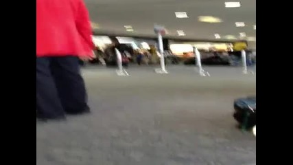 Идиот се облекчава на летището
