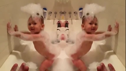 Забавно Бебе в Банята ..