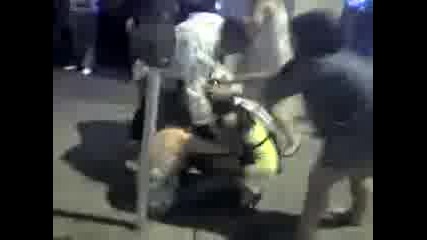 Пияни Жени Се Бият Пред Бар