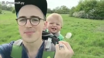Реакцията на бебе което за пръв път вижда глухарче
