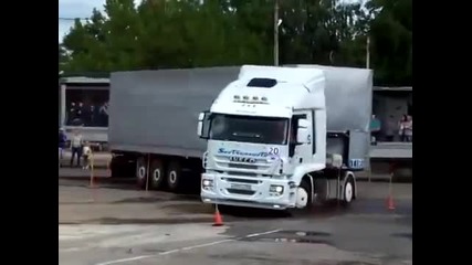 Шофьор на камион демонстрира професионално паркиране