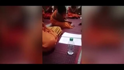 Малък монах се бори със съня