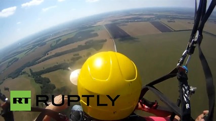 Русия: Музиканти записват песен докато се спускат с парашут от 650м.