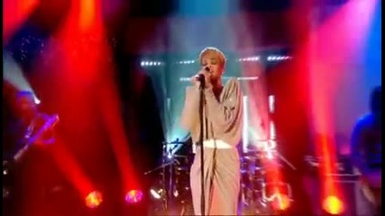 Rihanna - Russian Roulette (live)