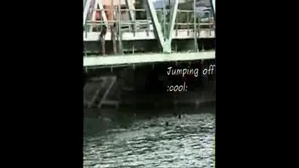 Лудаци скачат от железен мост 