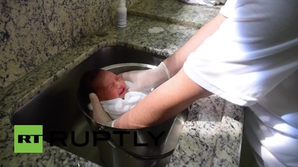 Бразилска болница започна да къпе бебетата в кофи за успокояване на нервите им