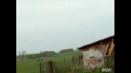 Тъп руснак пада от колата докато дава на заден