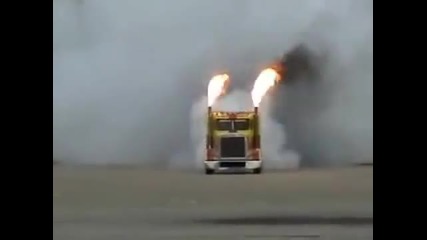 Най-бързият Камион в Света в надпревара със самолет!