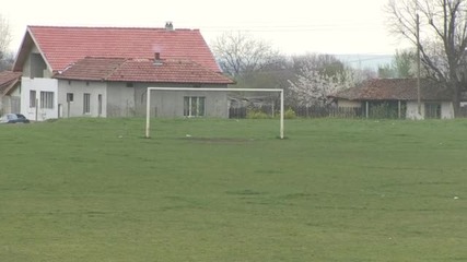 Фенове и футболисти пребиха рефер заради спорно отсъждане