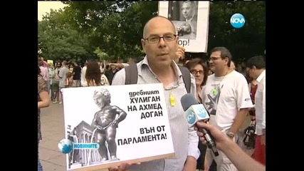 Кой изготвя лозунгите на протестите?