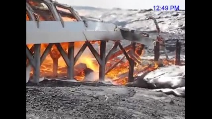 Лава изгаря дървена постройка в Килауеа, Хавай 