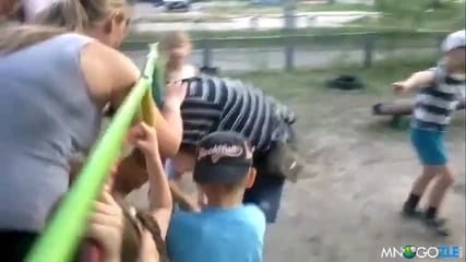 Голямо дете на детска площадка