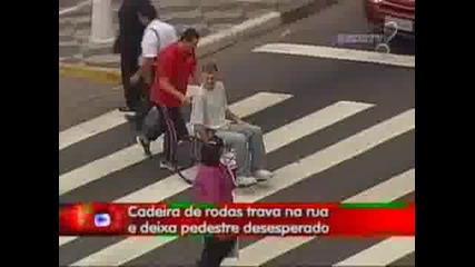 Скрита Камера - Човек се прави на инвалид 