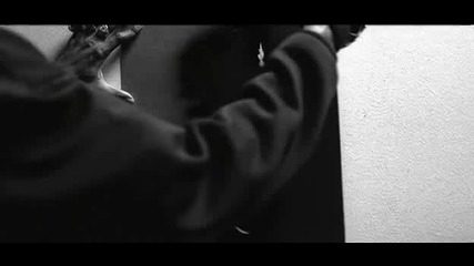 Snoop Dogg featuring Pharrell - Drop It Like It's Hot
