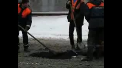 Така се кърпят дупки с асфалт в Русия 