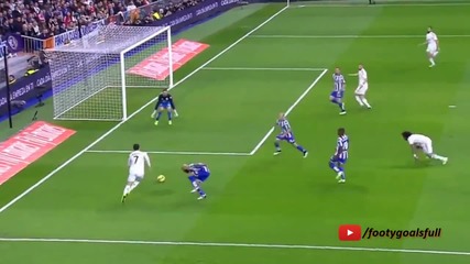 Кристиано Роналдо скри топката на защитник