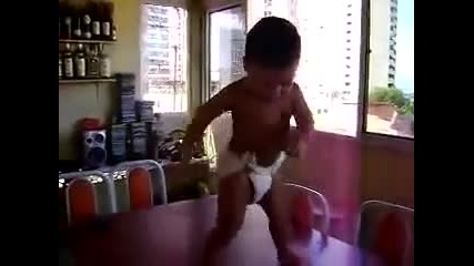 Бразилско бебче танцува Самба 
