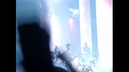 Фенка се качва на сцената за снимка с Nick Jonas 