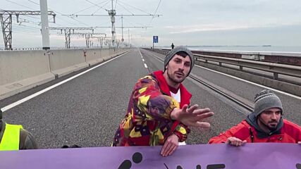 Екоактивисти блокираха моста, свързващ Венеция с континентална Италия (ВИДЕО)
