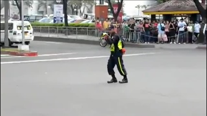 Полицай танцува като Майкъл Джексън