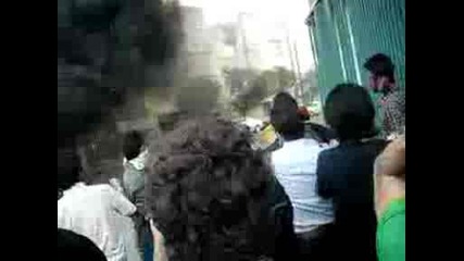 Протестиращи разбиват барикадата във техеран 06/20/2009 