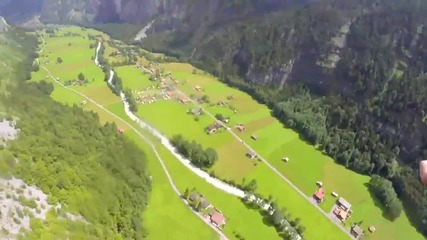Луд полет с Wingsuit преминаване през водопад