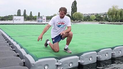 ПРОХЛАДА В ЖЕГИТЕ: Водно ръгби в Женевското езеро (ВИДЕО)