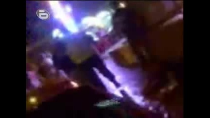 Скандално - Полицай гледа безучастно побой пред дискотека 