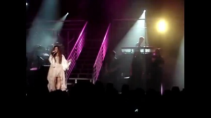 Деми пее Moves Like Jagger