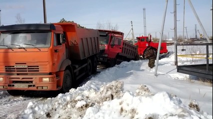 Руска Мощ! Камаз буквално къса китайски камион!!