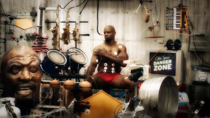 Terry Crews прави музика с мускулите си...