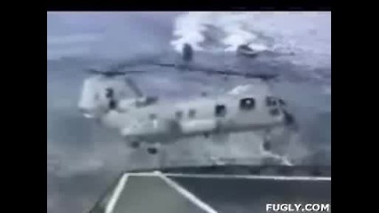 хеликоптер се разбива в океана 
