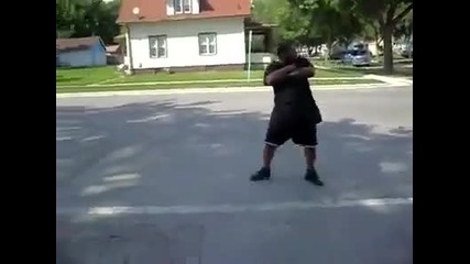 Камион за сладолед блъска гангстер! ;d 