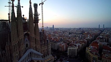 Базиликата " Саграда Фамилия" в Барселона при изгрев