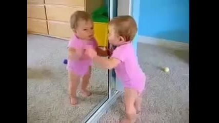 Бебе, което се вижда за първи път в огледалото