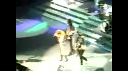 Майли избягва от сцената по време на концерта си в Salt Lake City! 
