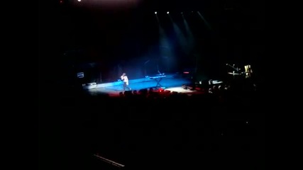 Christina Grimmie пее на турнето на Селена