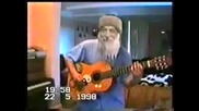 Дядо Коледа свири на китара !