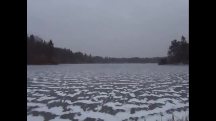 Голф топче в замръзнало езеро