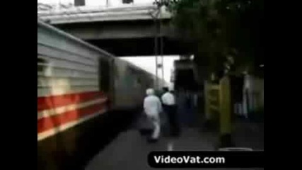 Бърз Влак Почти Отнася Чакащите Пътници