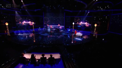 Бийбър флиртува с жените от журито на X Factor ;д ( Mistletoe - live ; 04.12.2011 )