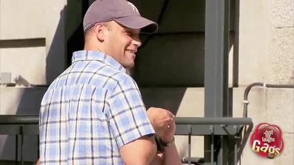Британски охрана се снима по бельо - Скрита камера