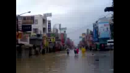 Извънредно : 1 млн. евакуирани в Китай заради тайфуна Моракот