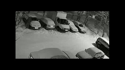 Добър човек почиства автомобилите на съседите от снега