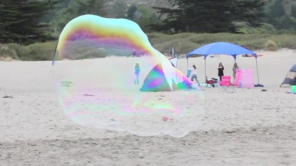 Огромни сапунени балони на плажа